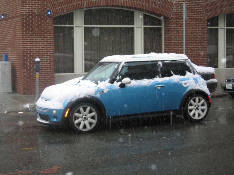 Ministerstvo dopravy chce zavést povinné čistění auta od sněhu.